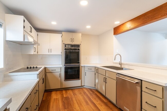 Building Photo - Huge Kitchen, 1000 sq ft Shop/Garage, Remo...
