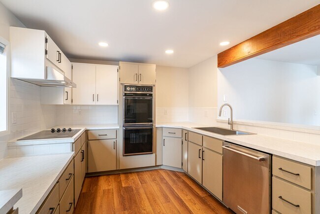 Building Photo - Huge Kitchen, 1000 sq ft Shop/Garage, Remodeled 3 bedroom