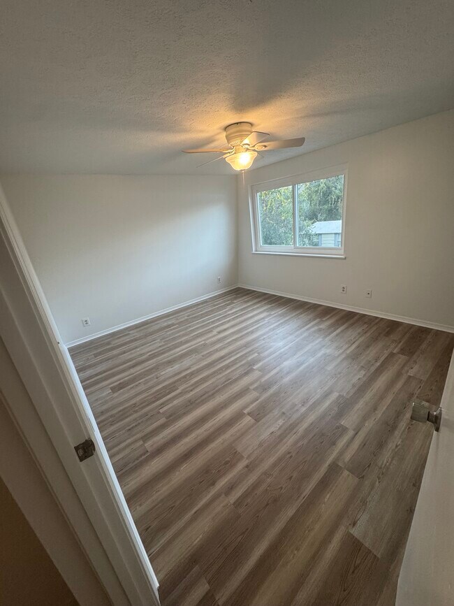 Foto del edificio - 1825 Flagg Ave