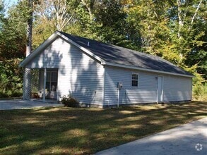 Building Photo - 312 Pinewood Ave