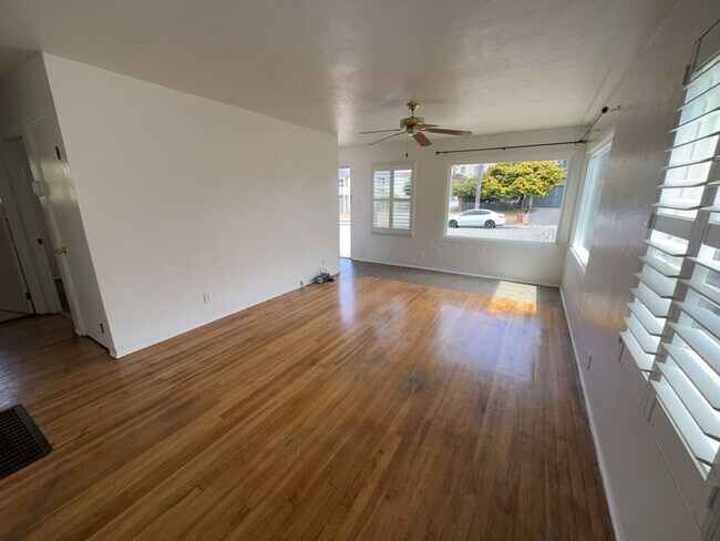Foto del edificio - Pet-friendly Home Located in Eureka!