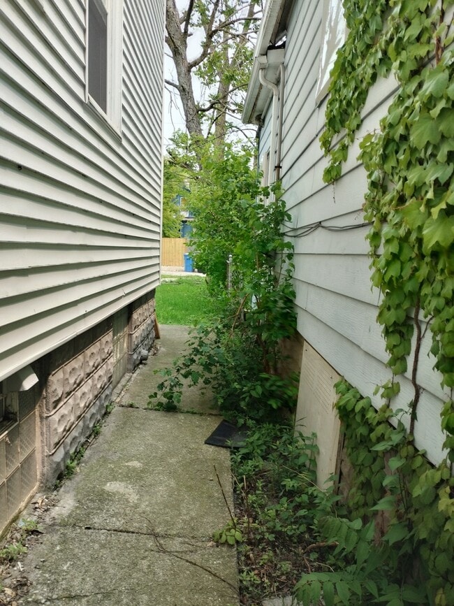 Building Photo - 10619 S Perry Ave