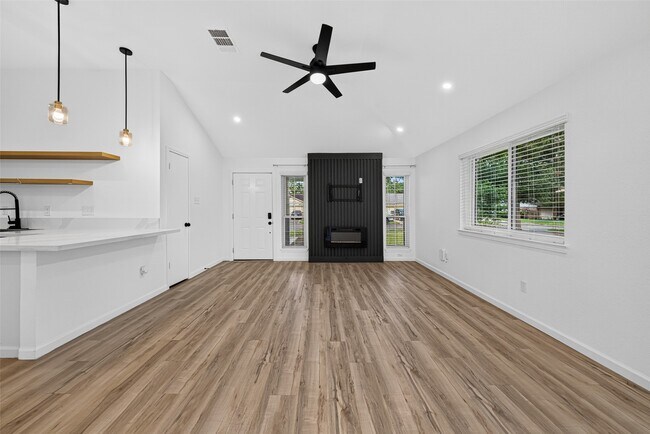 Building Photo - 17006 Enchanted Cir E