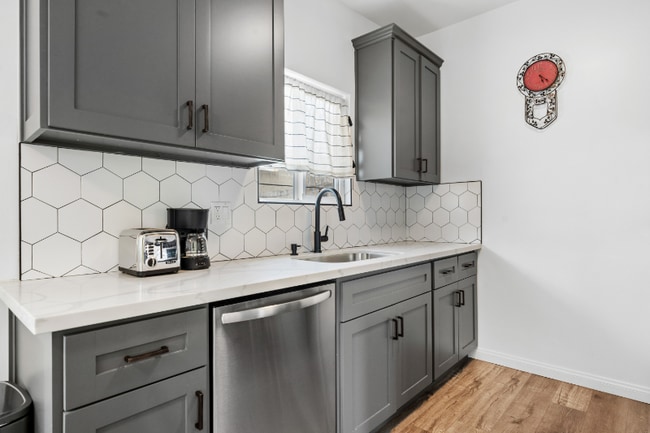 Foto del edificio - 21 S Venice Blvd