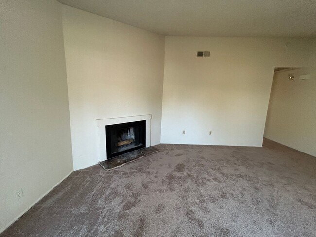 Building Photo - Cozy 3 Bedroom Duplex