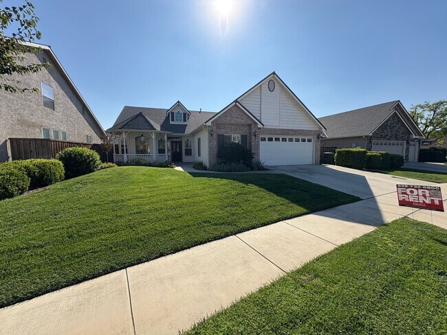 Building Photo - NW Visalia home with Solar Available Now!