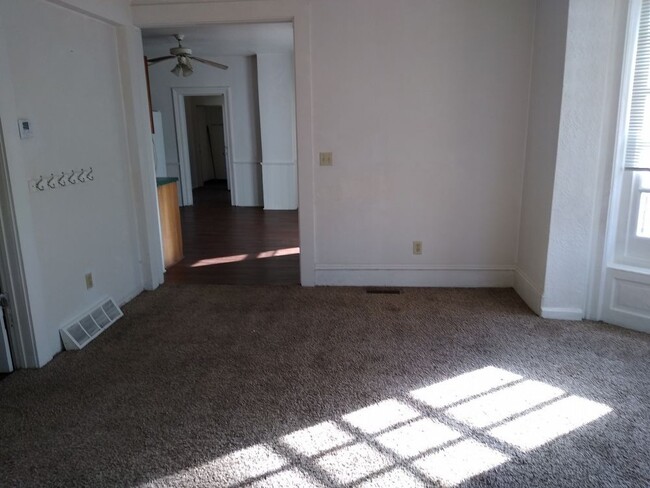 Building Photo - 4 Bedroom Home in Oshkosh