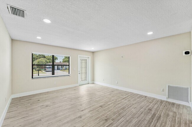 Building Photo - 10725 Eureka St