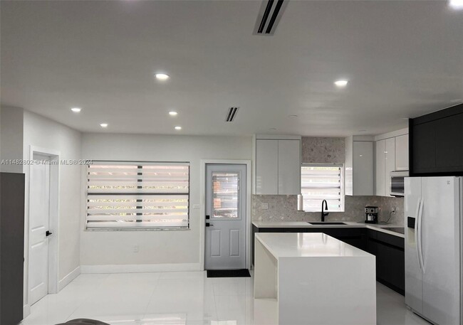 Building Photo - 9771 Bahama Dr