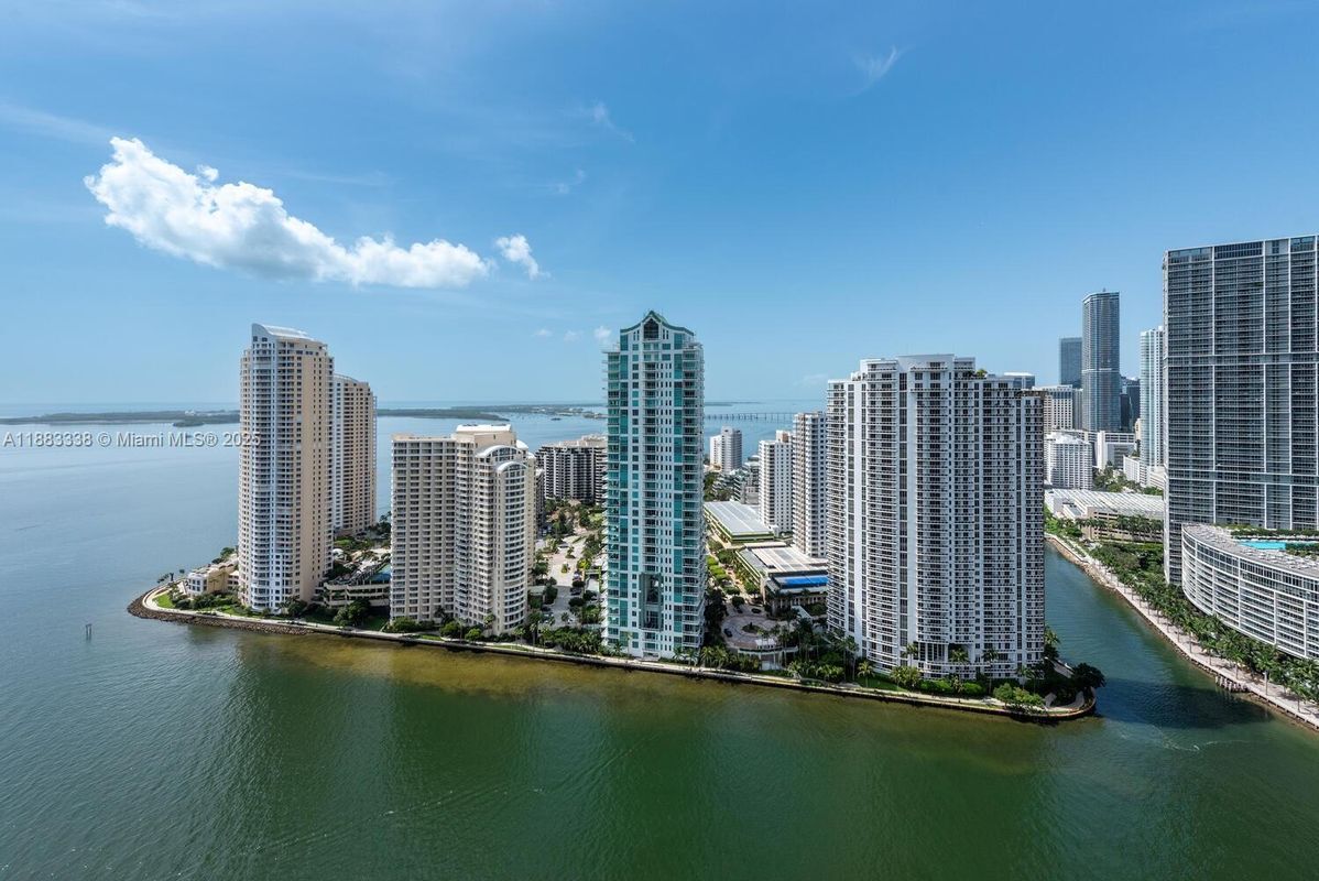 Foto del edificio - 325 S Biscayne Blvd
