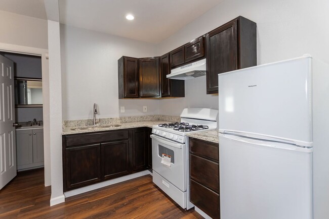 Building Photo - Central 2 Bedroom 2 Bath