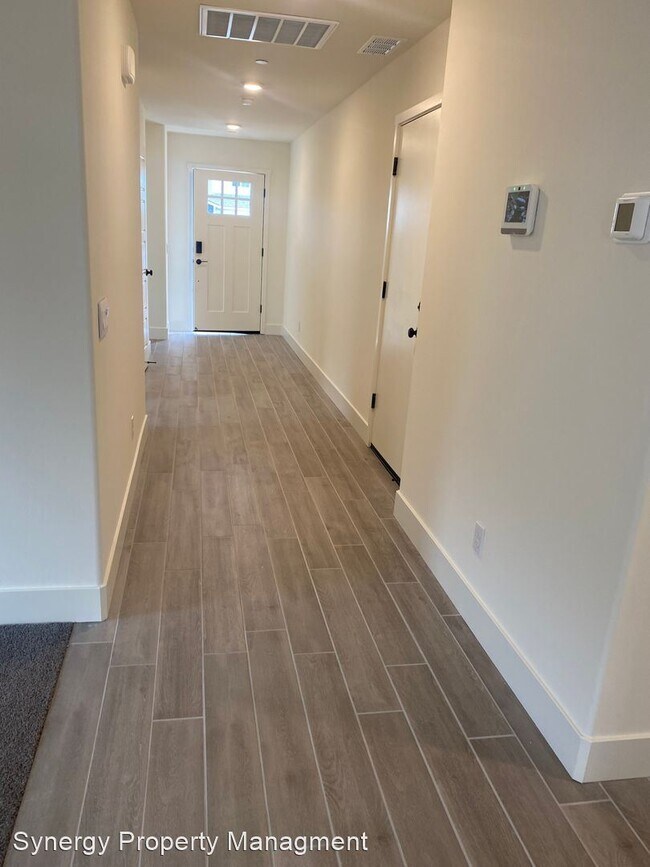 Foto del edificio - 4 br, 3 bath House - 10204 Estacada Avenue