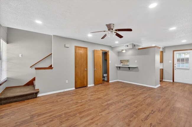 Building Photo - 305 Cambridge Dr