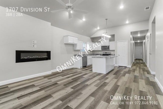 Building Photo - 1707 Division St