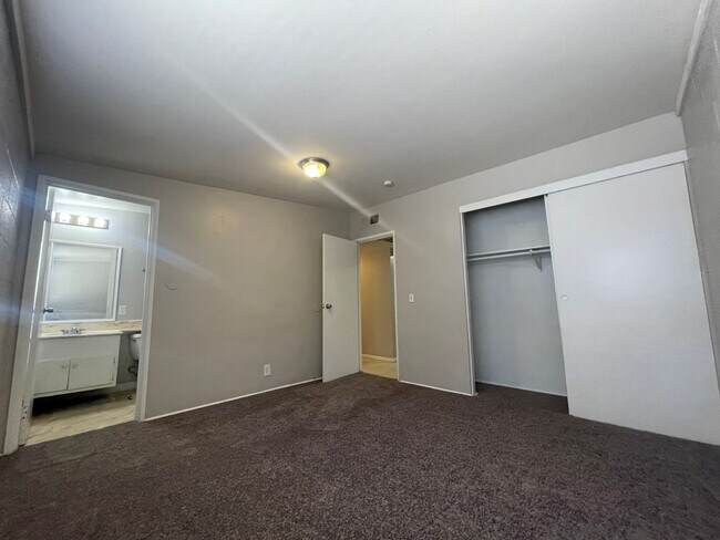 Foto del edificio - 3 BEDROOM 2 BATHROOM HOME!!