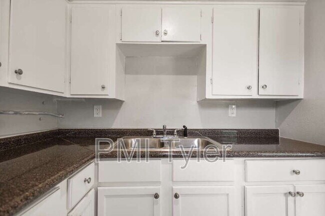 Building Photo - 1806 W Oakwood St