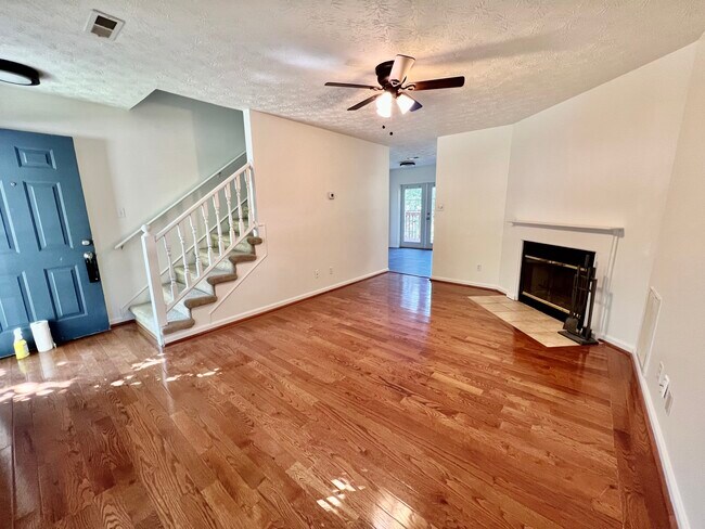 Foto del edificio - 717 Shady Springs Ln
