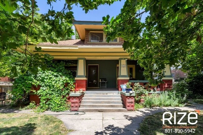 Building Photo - 919 Wilson Ave S
