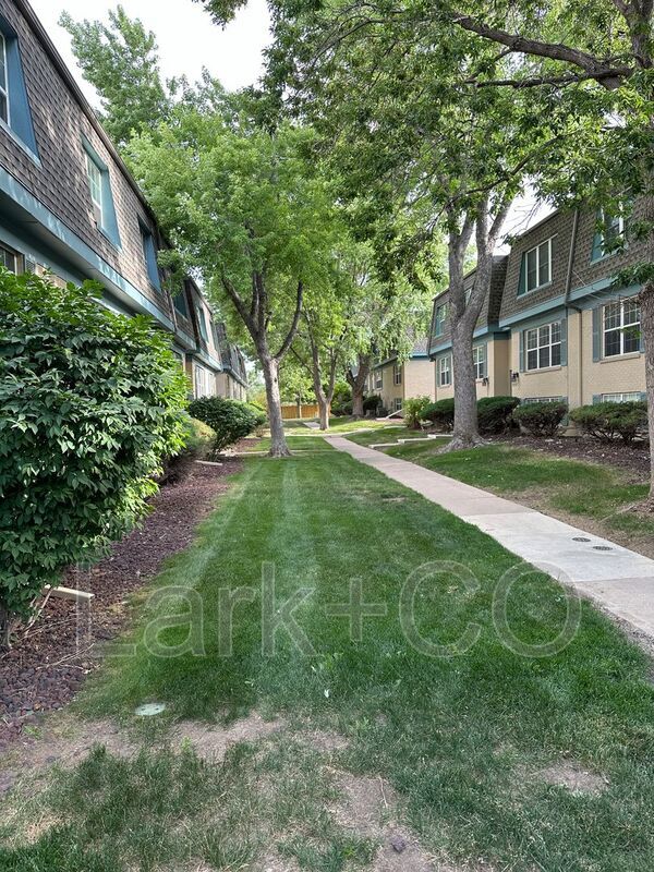 Foto del edificio - 9250 E Girard Ave