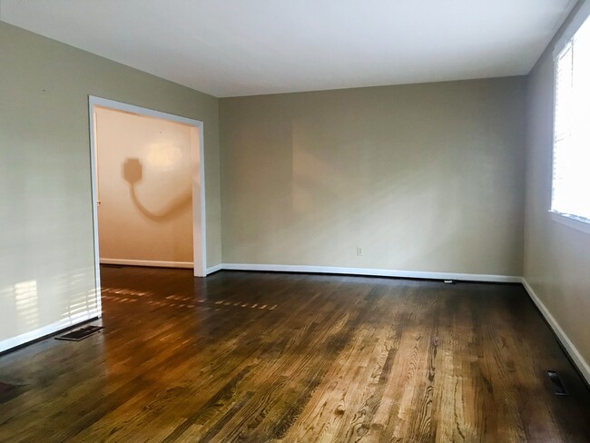 Building Photo - For Rent!  Lovely Ranch adjacent to August...
