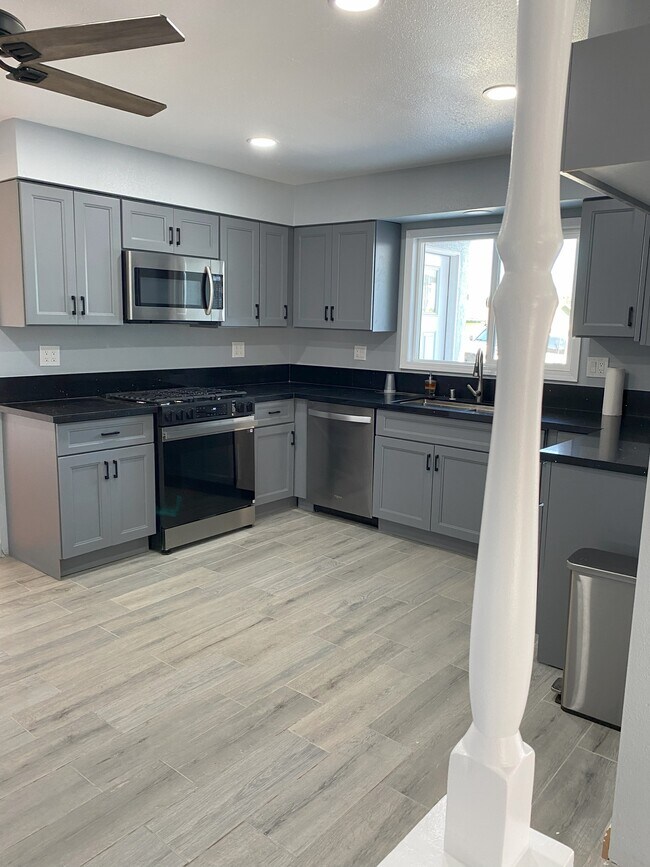 Building Photo - 9211 Vernon Ave