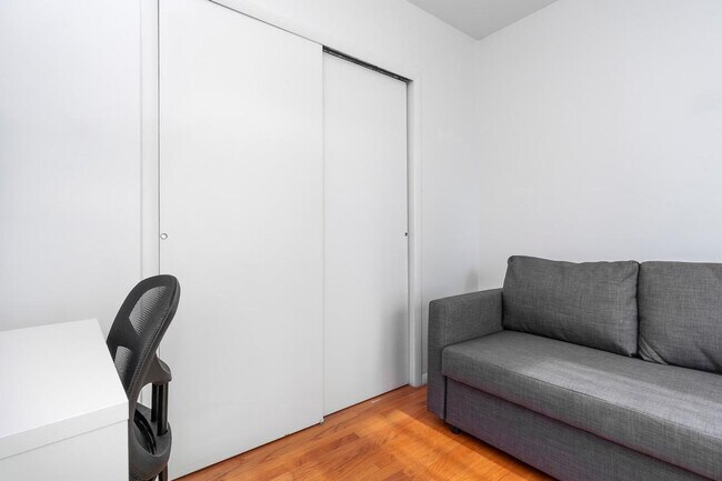 Foto del edificio - 224 E 95th St
