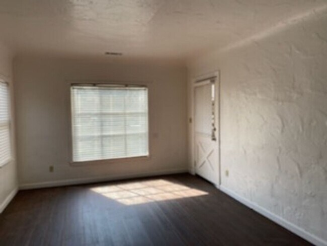 Foto del edificio - Adorable 2 Bedrooms and 1 bathroom home with large backyard