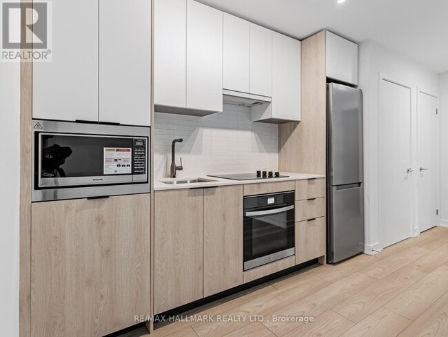 Building Photo - 1007 The Queensway