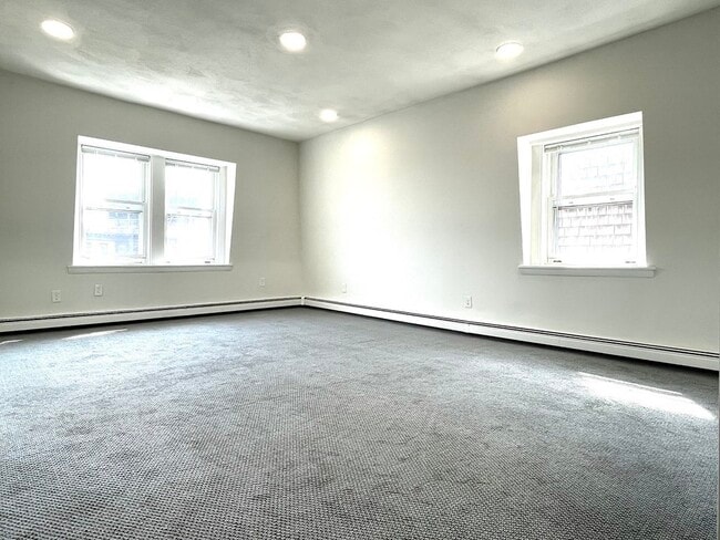 Building Photo - 478 Saratoga St