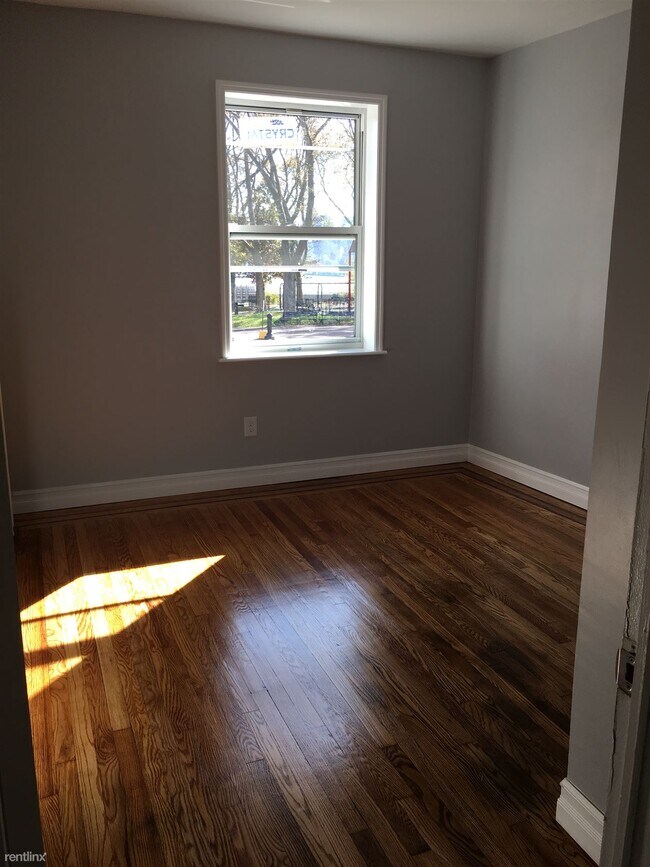Building Photo - 3 br, 1 bath Apartment - 5907 Kennedy Blvd E
