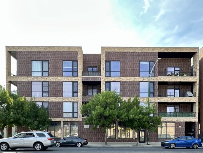 Building Photo - 520 N Western Ave
