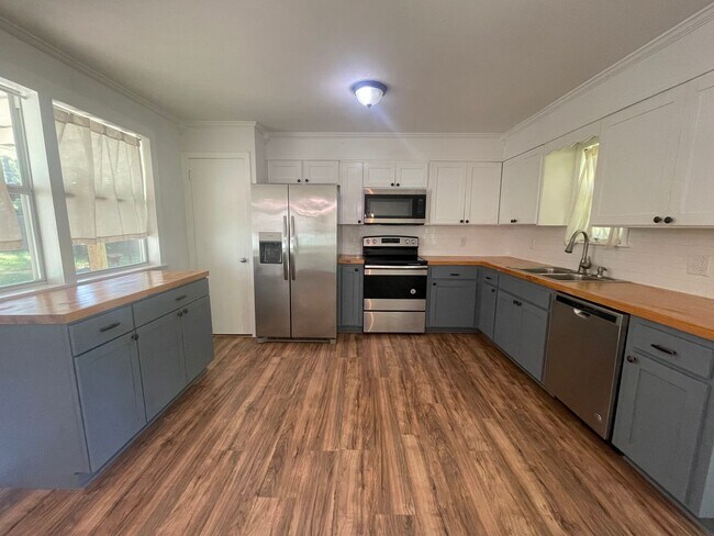 Building Photo - Near Cross Lake! Don’t miss out!