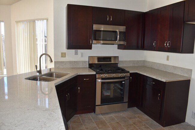 Building Photo - Upgraded Single Story 3 Bed 2 Bath Detache...