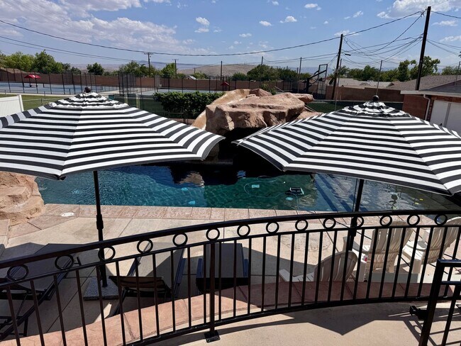 Foto del edificio - Stunning 7-Bedroom Home with Pool, EV-Read...