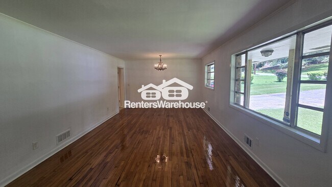 Building Photo - 3961 Lindsey Dr