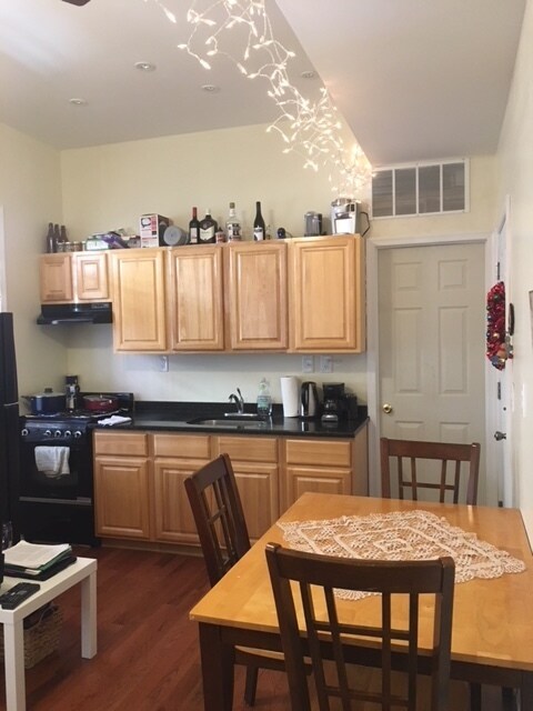 Foto del edificio - Gorgeous 2nd Floor 2BR/1BA Queen Village A...