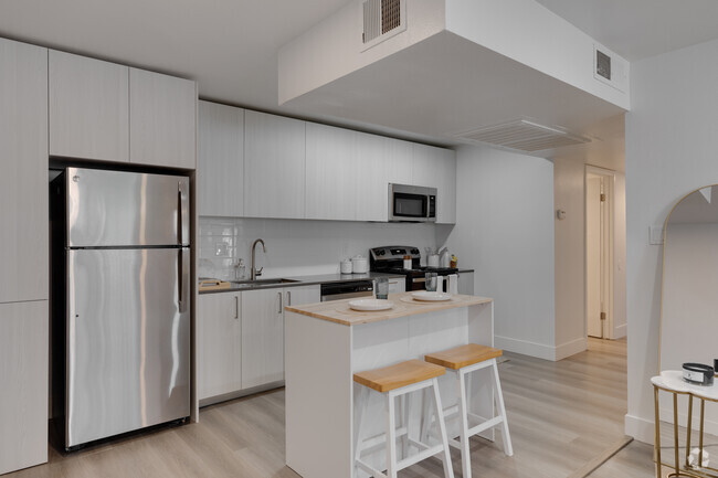 2BR, 2BA - 912SF - Kitchen - Central on Broadway