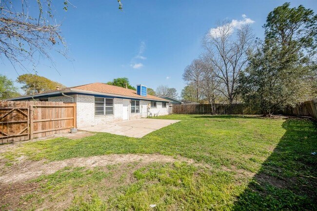 Building Photo - 6835 Castleview Ln