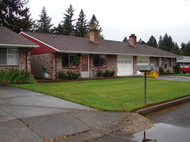 Building Photo - TWO BEDROOM DUPLEX ACROSS FROM PARK