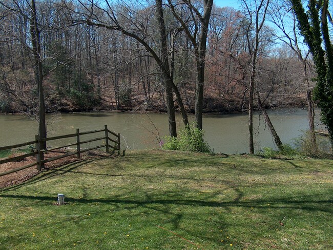 Foto del edificio - 486 Riverview Dr