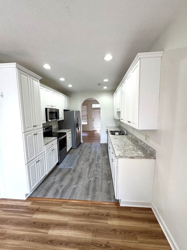 Building Photo - Taylor Spring Townhouse With Garage and Basement
