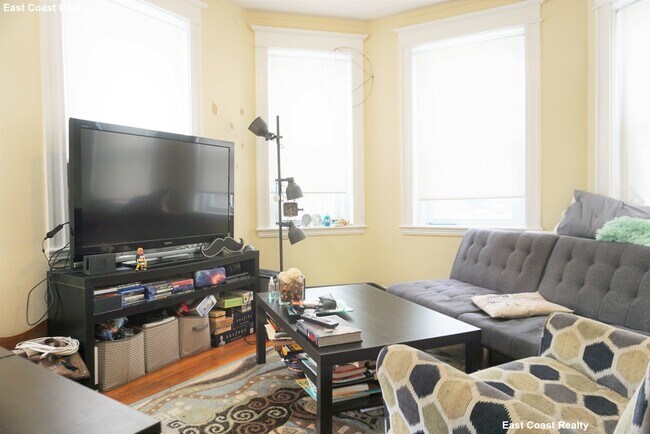 Building Photo - 161 Kelton St