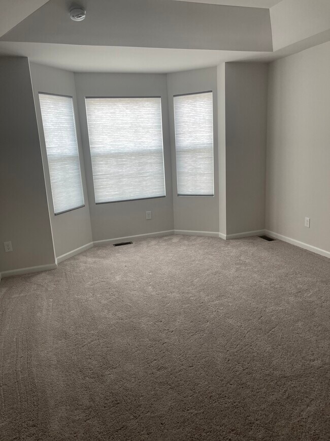 Master bedroom with bay window - 49641 Cherry Hill Rd