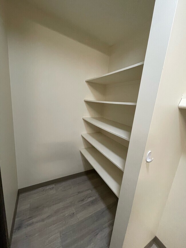 Photo du bâtiment - 13516-102 102 St NW