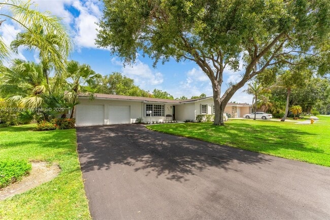 Foto del edificio - 9121 Ridgeland Dr