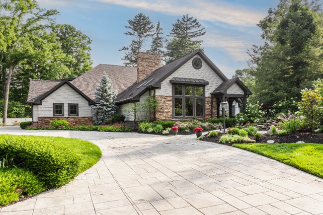 Foto del edificio - 8651 Emerald Ln