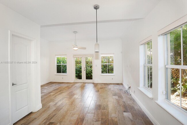 Foto del edificio - 2861 Coconut Ave