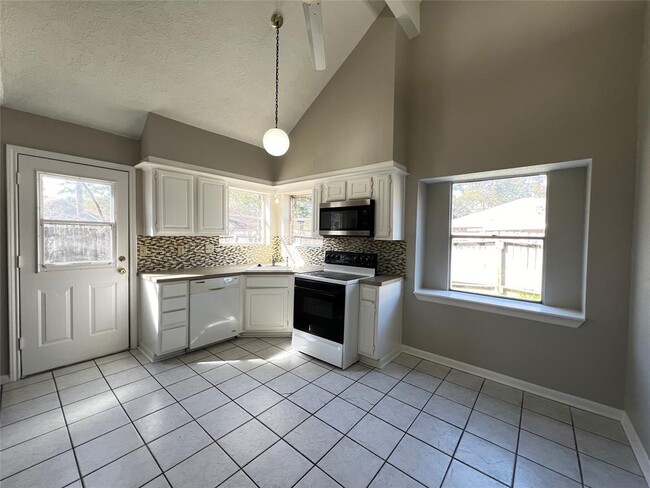 Building Photo - 23819 Creek Ridge Dr