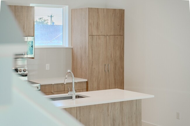 Foto del edificio - Stunning Modern Townhomes Newer Construction :: Henderson & Greenville Ave area