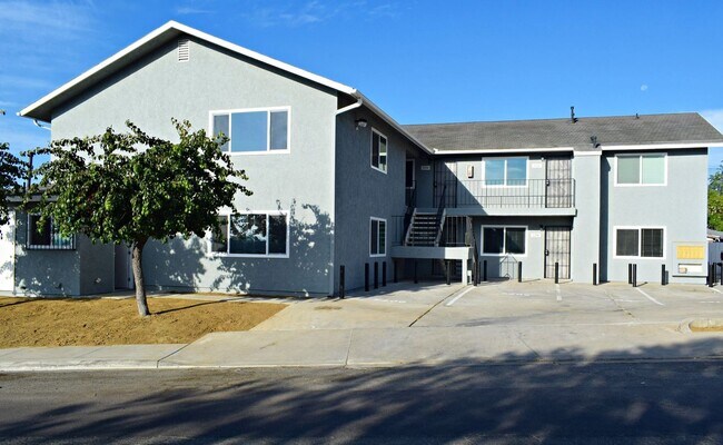 Foto del edificio - 2BR, 1BA Apartment Unit - Open Floor Plan, No Carpet , Double Pane Windows, and 1 Assigned Parkin...
